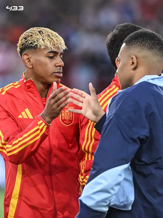 Lamine Yamal y Kylian Mbappé se saludan durante un encuentro entre España y Francia
